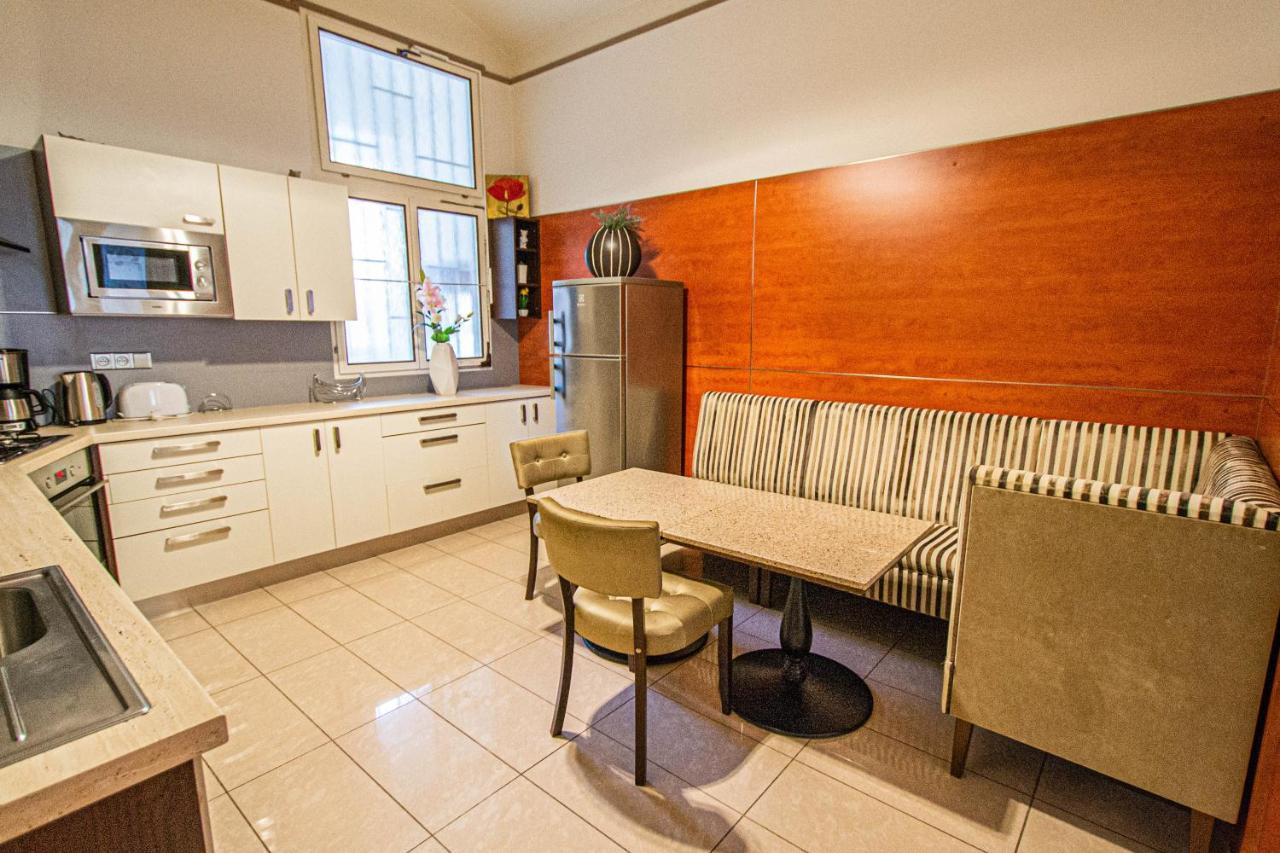 2bdr Flat Behind Museum Apartment *